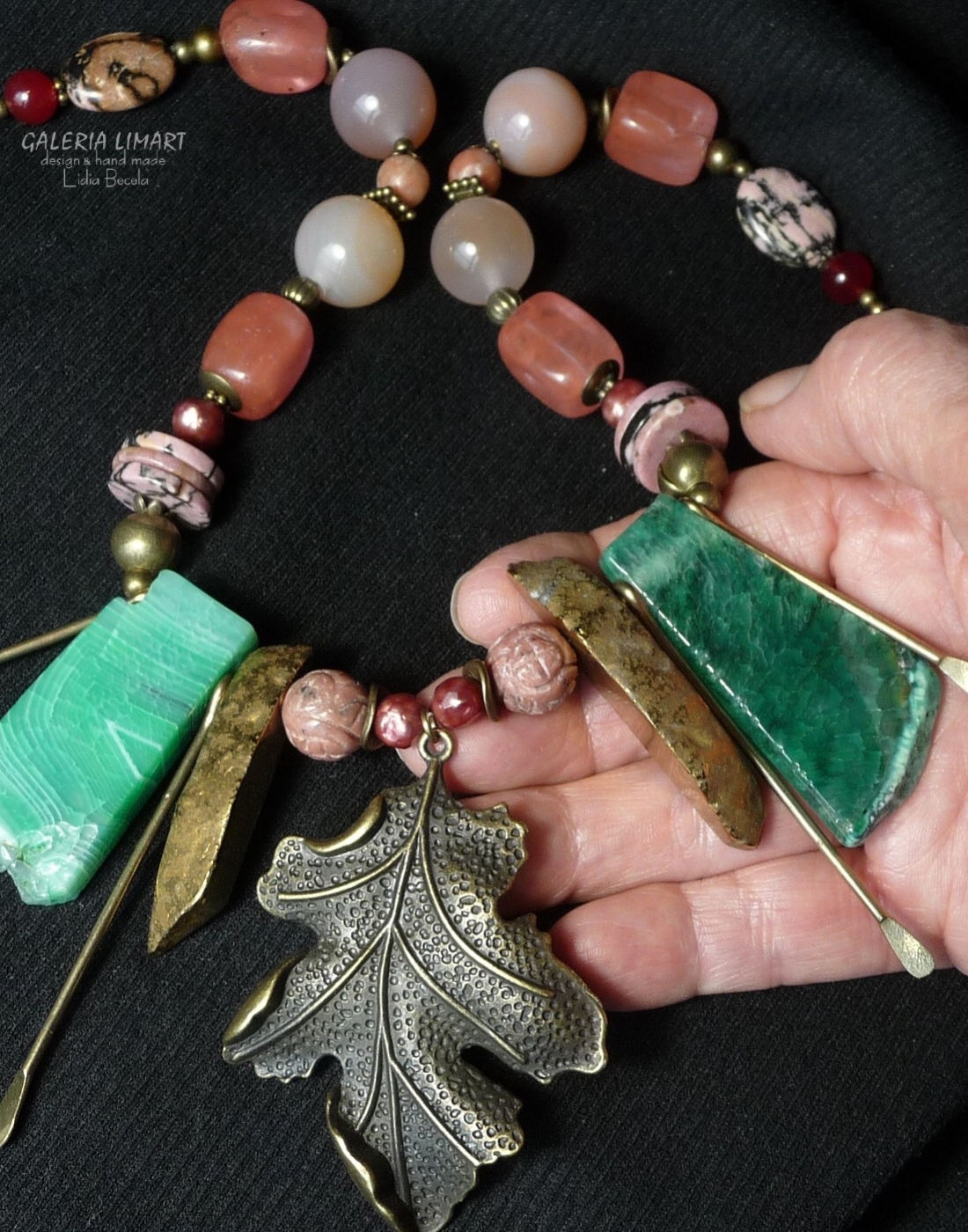 naszyjnik z zielonego i surowego pokrytego złotym tytanem agatu, jadeitu, rodochrozytu, pereł i eleganckich ozdób z mosiądzu